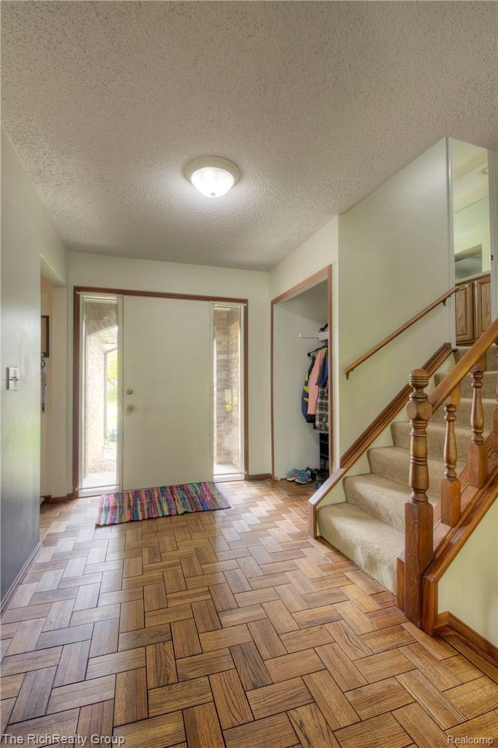 46513 Maidstone Road Canton, MI 48187 - Photo 15 of 56 15_fb.jpg