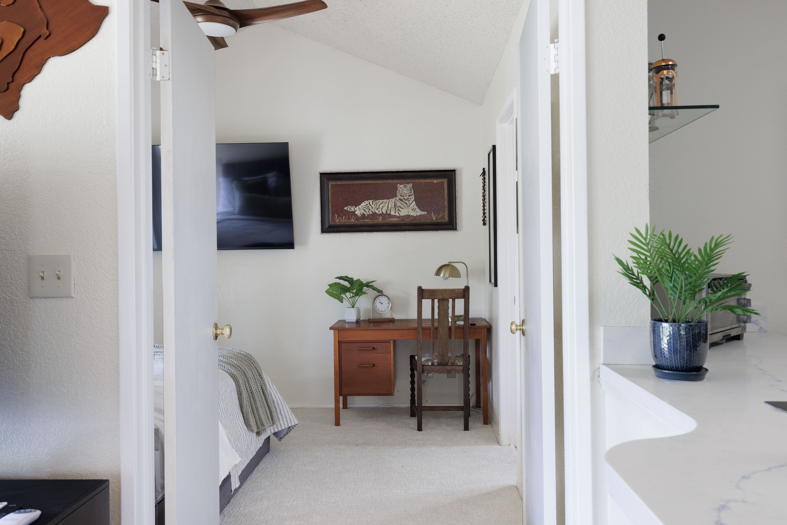 68-3890 Lua Kula Street, Unit 1408 Waikoloa, HI 96738 - Photo 12 of 22 a workspace with furniture and a potted plant