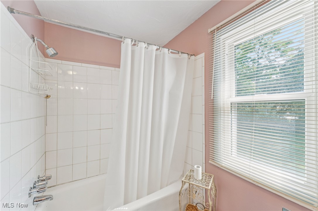 2911 Lee Road Cleveland, OH 44120 - Photo 30 of 50 Full bath with shower / bath combo with shower curtain