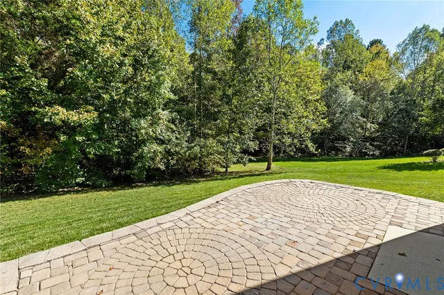 a view of a backyard