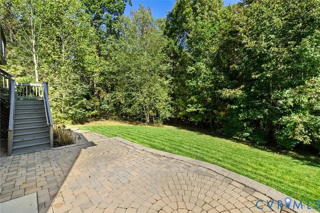 a view of a house with backyard and garden