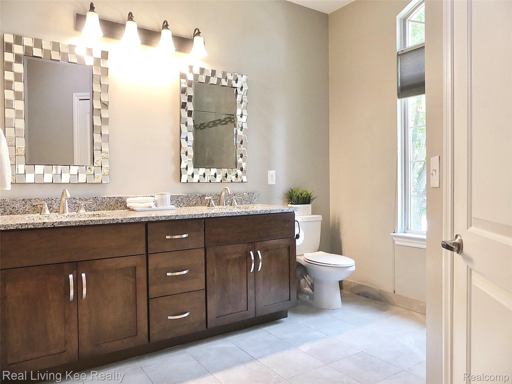 557 Curzon Road Rochester, MI 48307 - Photo 28 of 66 Master bath with double sinks, granite countertop