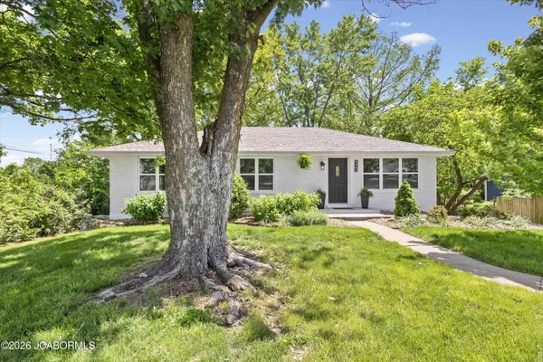 $304,900 | 523 South Summit Drive, Holts Summit, MO 65043