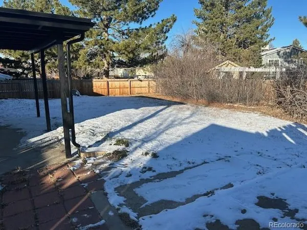 a view of a backyard