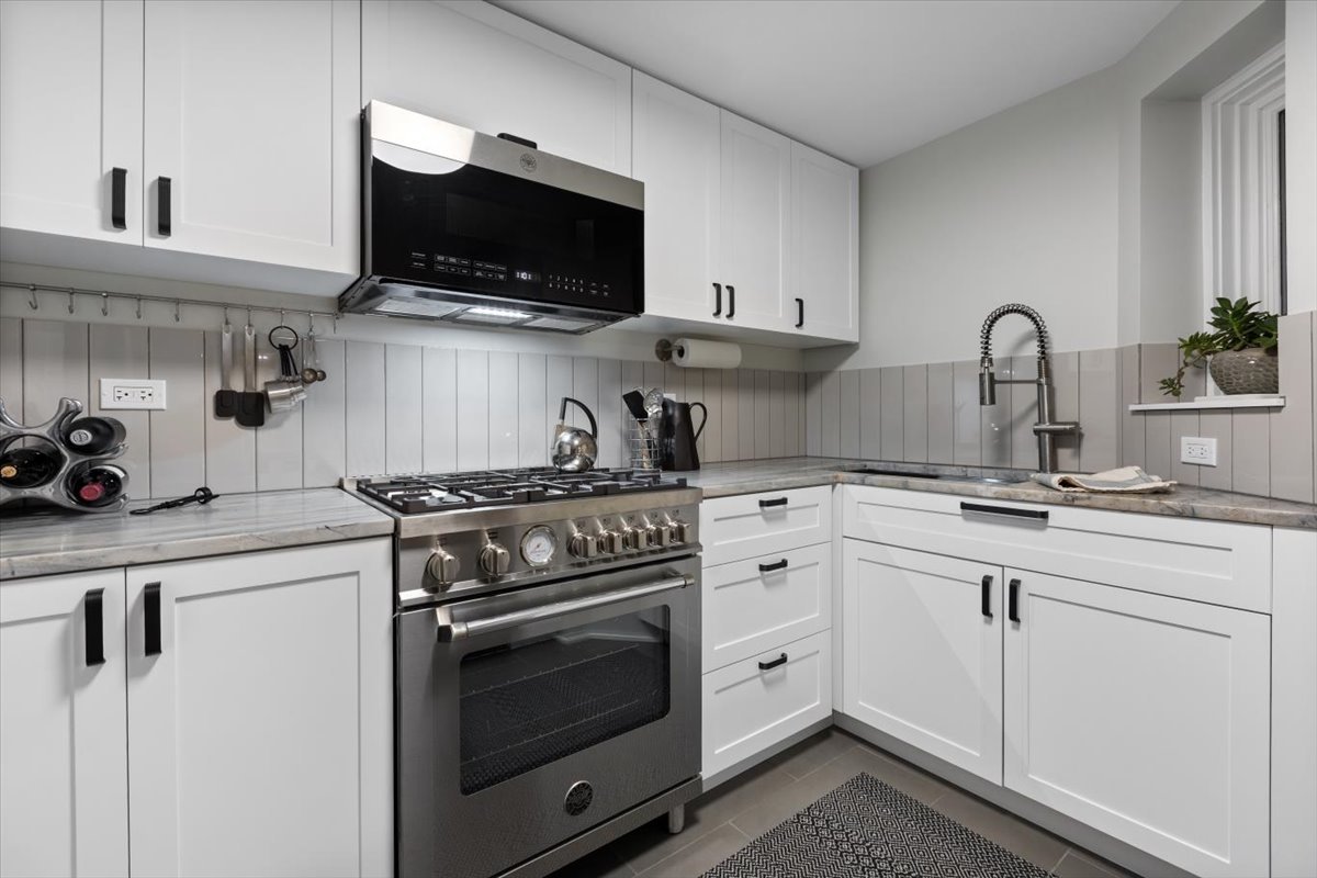 159 West Burton Place, Unit G Chicago, IL 60610 - Photo 18 of 37