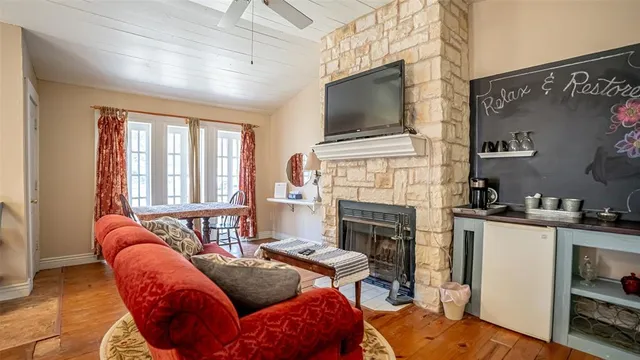 $925,000 | 616 Thorp Spring Road, Granbury, TX 76048