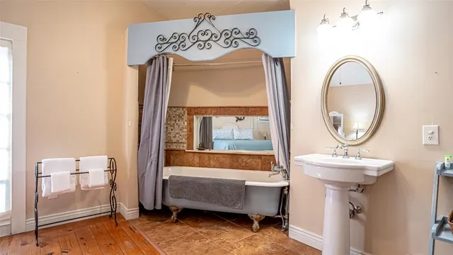 $925,000 | 616 Thorp Spring Road, Granbury, TX 76048