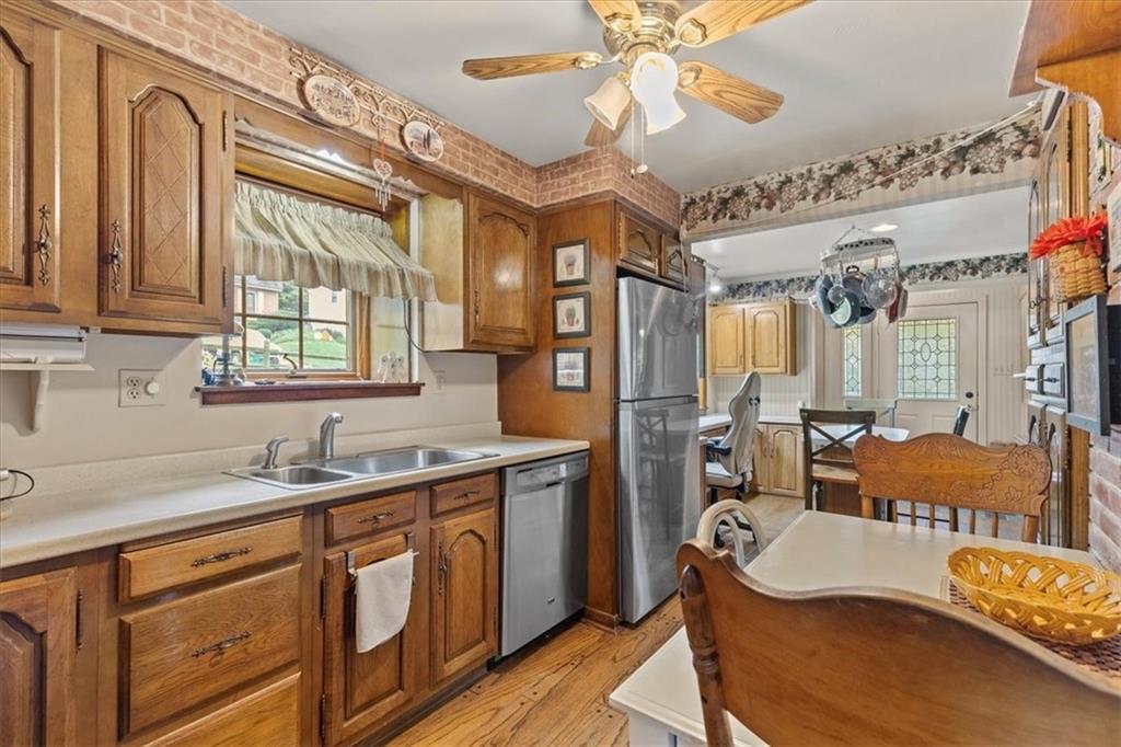 100 Morelli Drive Pittsburgh, PA 15237 - Photo 8 of 46 a very nice looking room with a large window