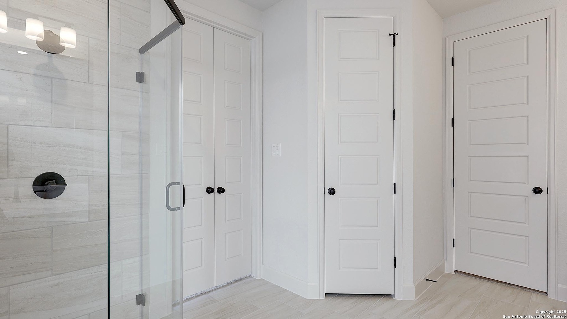 233 Hidalgo Boerne, TX 78006 - Photo 19 of 32 a bathroom with a shower