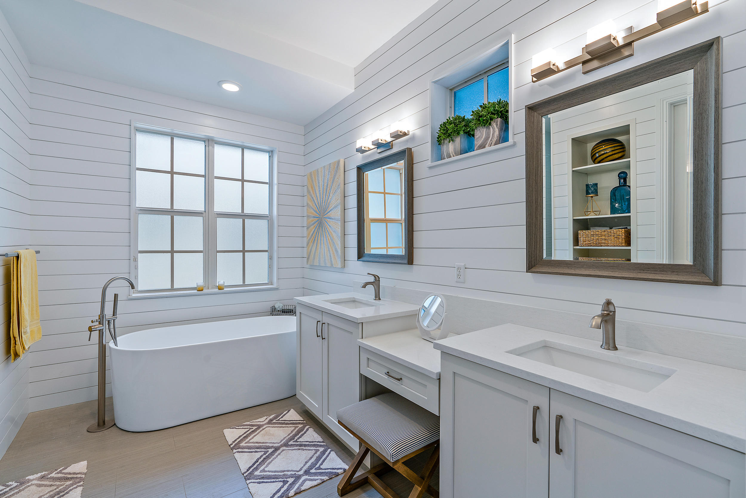 202 Botanica Drive Jupiter, FL 33458 - Photo 18 of 39 a bathroom with a tub a sink and mirror