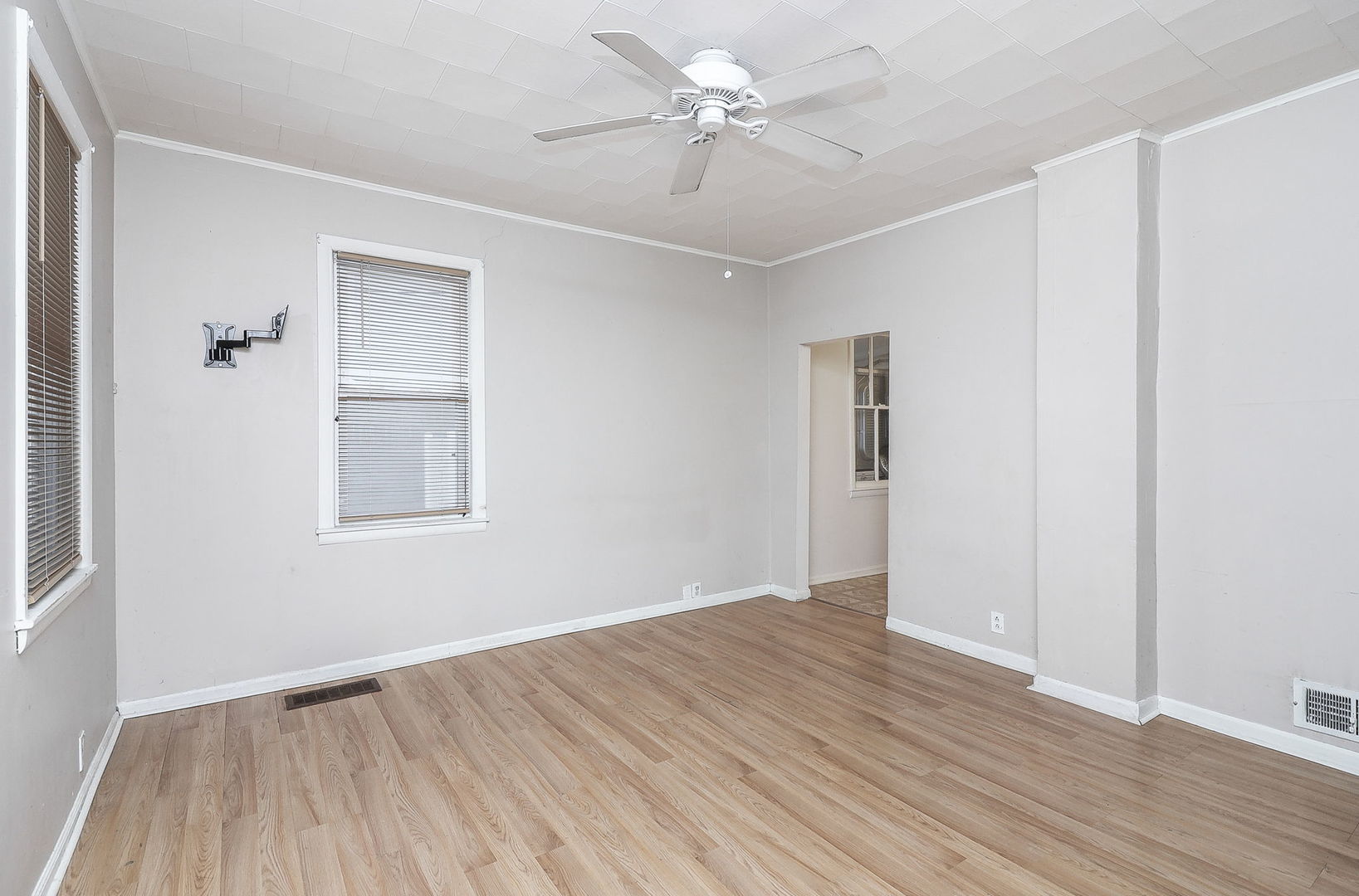 307 Stephen Street Lemont, IL 60439 - Photo 3 of 10 Gallery Image 3