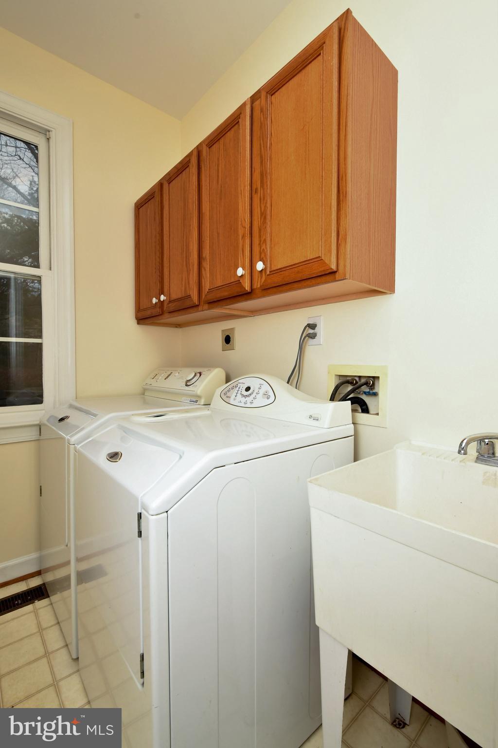 11106 Tommye Lane Reston, VA 20194 - Photo 16 of 29 Laundry Room