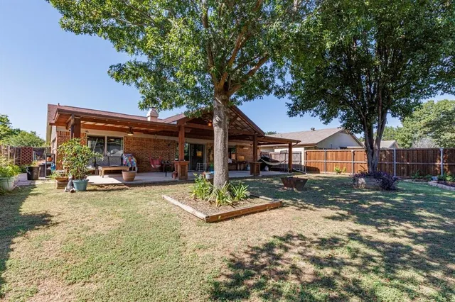 a view of a house with backyard