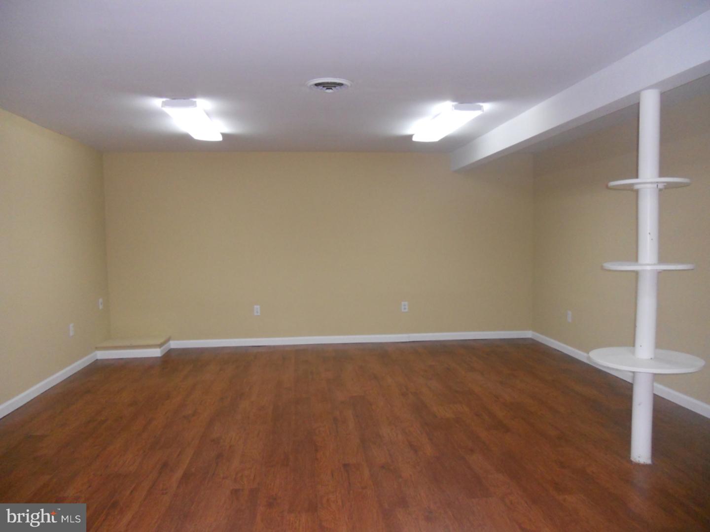 398 Lawrence Road Huntingdon Valley, PA 19006 - Photo 4 of 8 Gallery Image 4