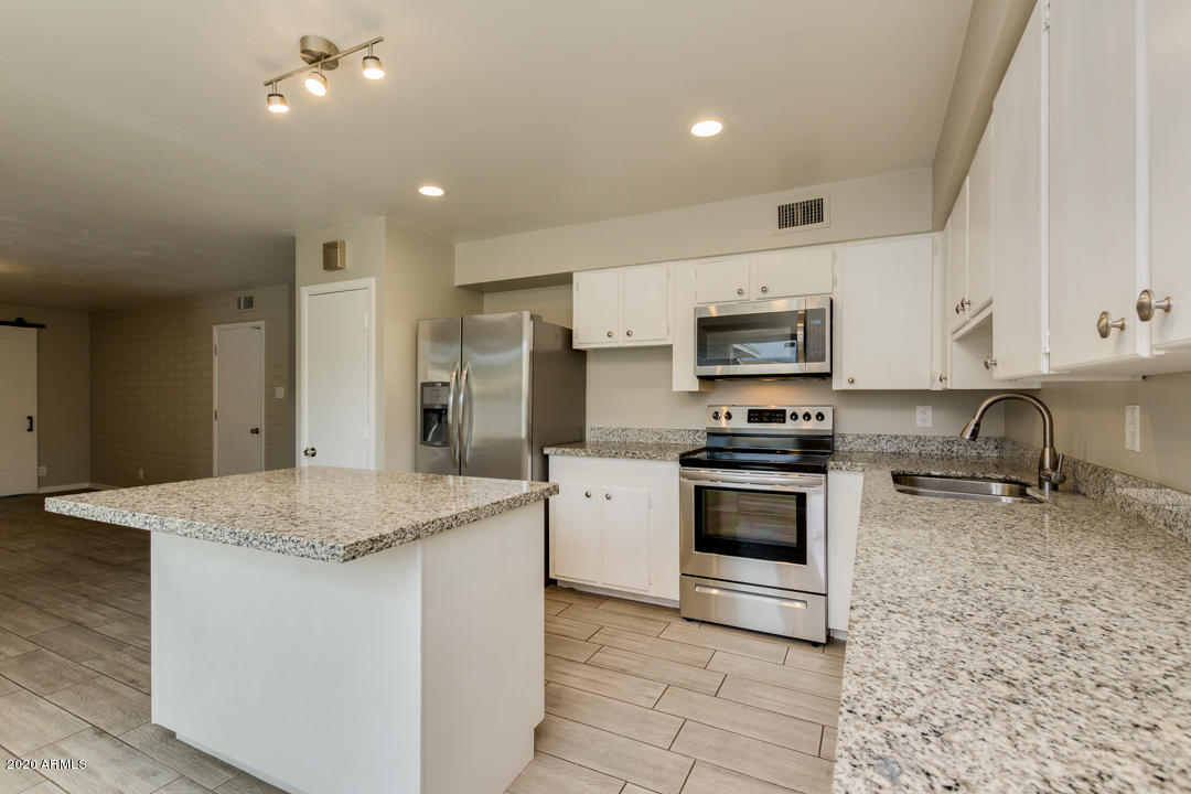 2128 West Keim Drive Phoenix, AZ 85015 - Photo 6 of 70 Granite Counters