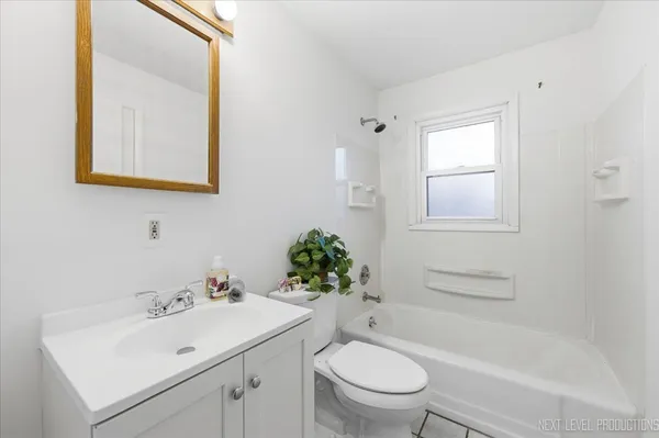 $279,500 | 208 West State Street, North Aurora, IL 60542