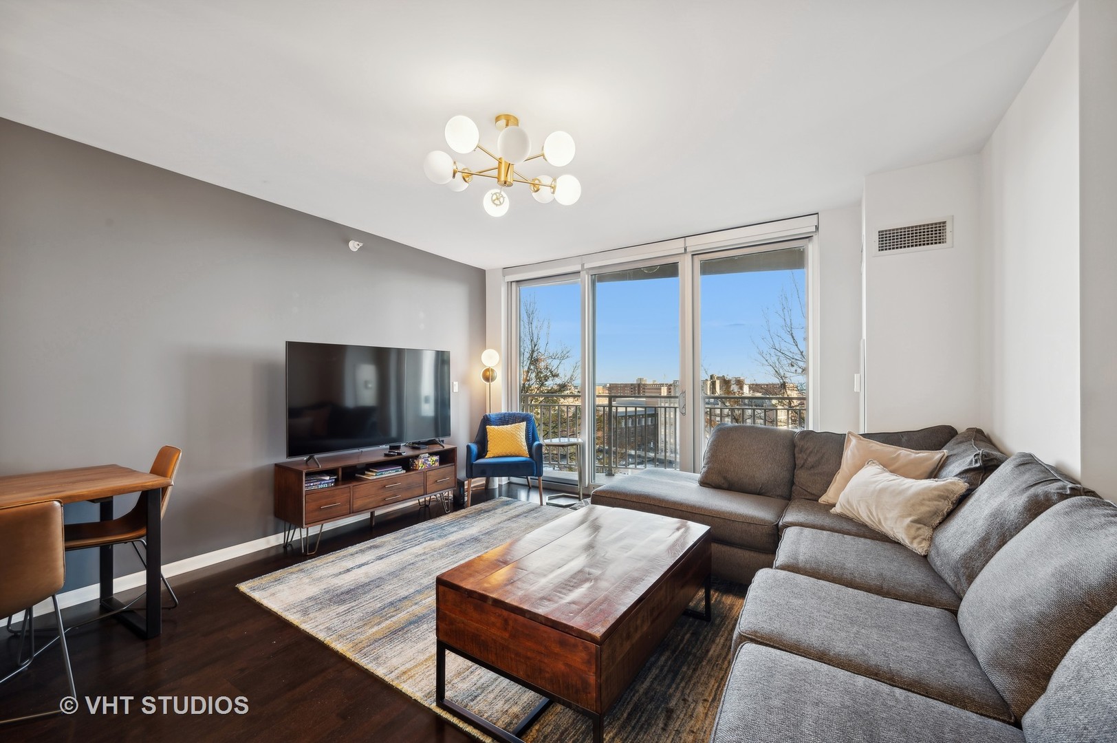 807 Davis Street, Unit 911 Evanston, IL 60201 - Photo 4 of 24