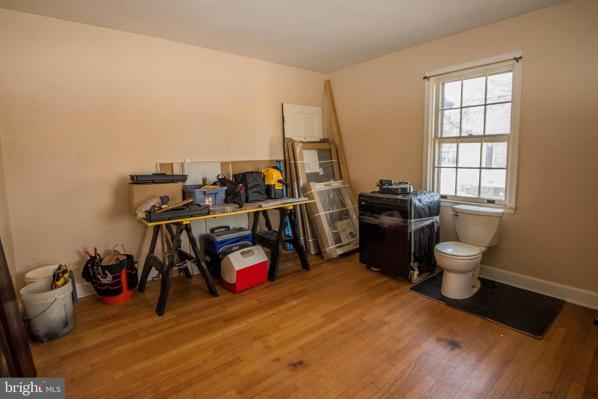 410 East Joppa Road Towson, MD 21286 - Photo 12 of 24 Large First floor Mater with hardwoods Main Level
