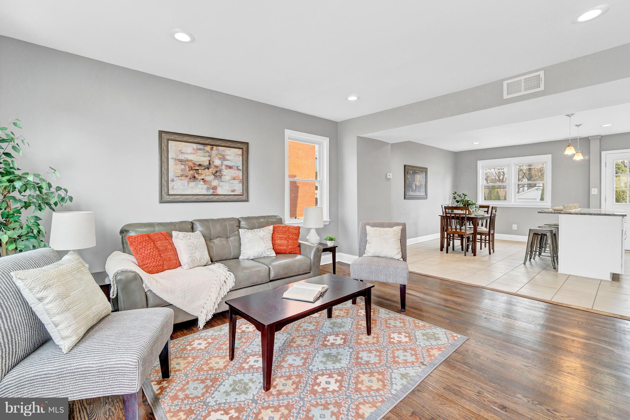 327 Leeanne Road Baltimore, MD 21221 - Photo 5 of 34 Living Room