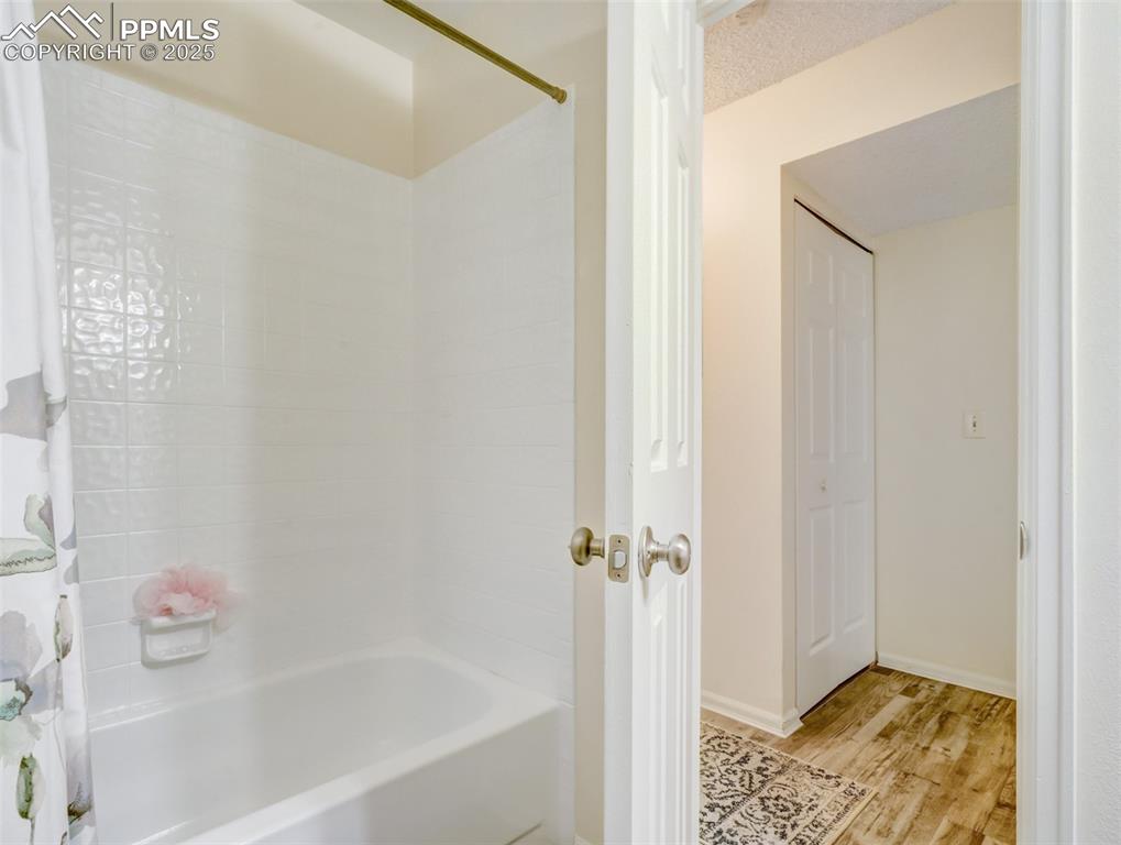 842 Tenderfoot Hill Road, Unit 1 Colorado Springs, CO 80906 - Photo 38 of 41 a bathroom with a bathtub