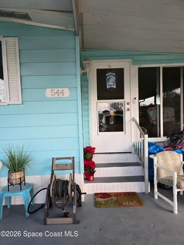 a view of entryway front of house