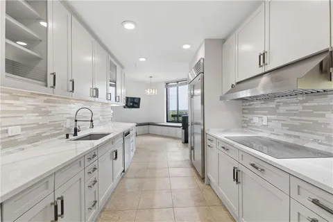 $1,100,000 | 2660 Peachtree Road Northwest, Unit 13F, Atlanta, GA 30305