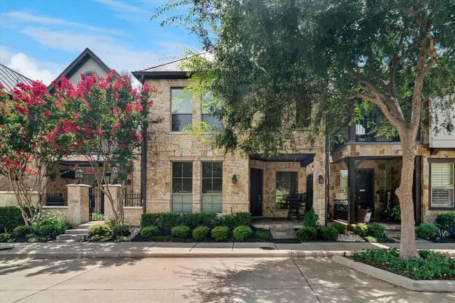 a front view of house with yard