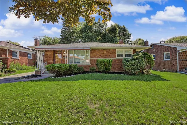 $277,700 | 8212 Glengary Street, Dearborn Heights, MI 48127
