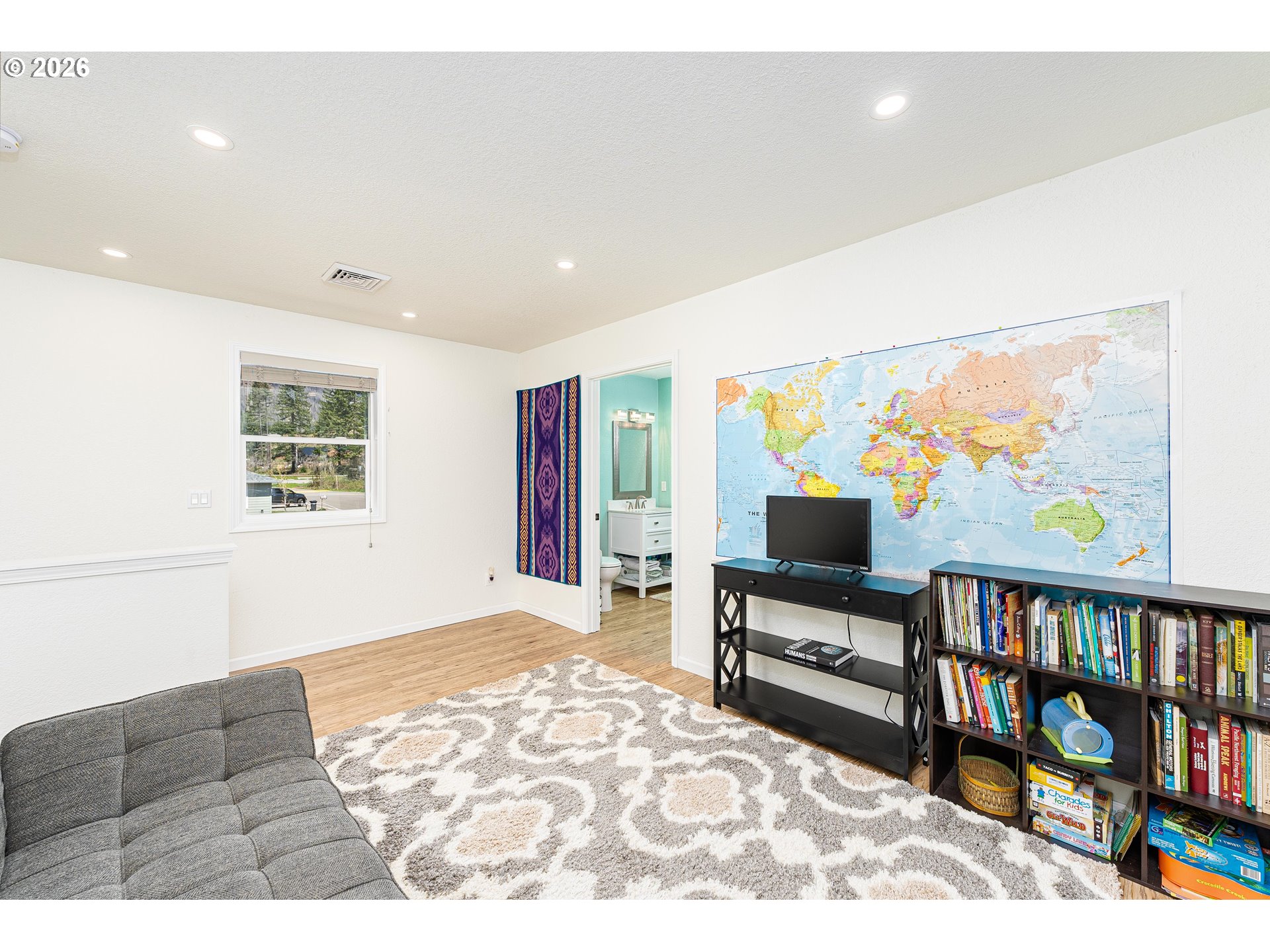 210 Detroit Road South Detroit, OR 97342 - Photo 25 of 29 Family Room