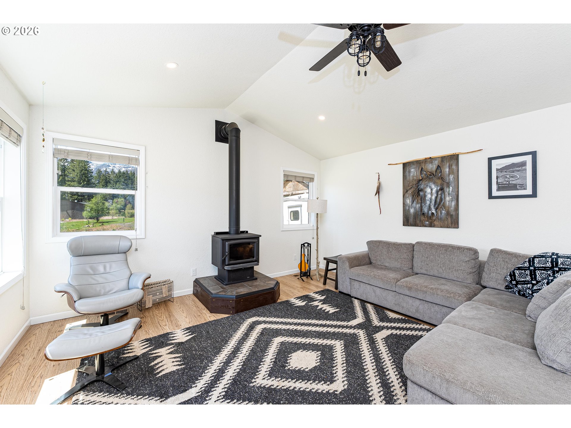 210 Detroit Road South Detroit, OR 97342 - Photo 3 of 29 Living Room