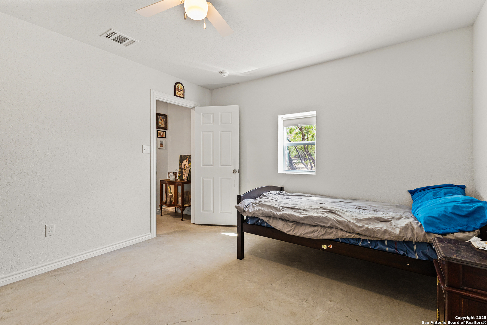 128 County Road 2672 Devine, TX 78016 - Photo 21 of 44 a bedroom with a bed and a window