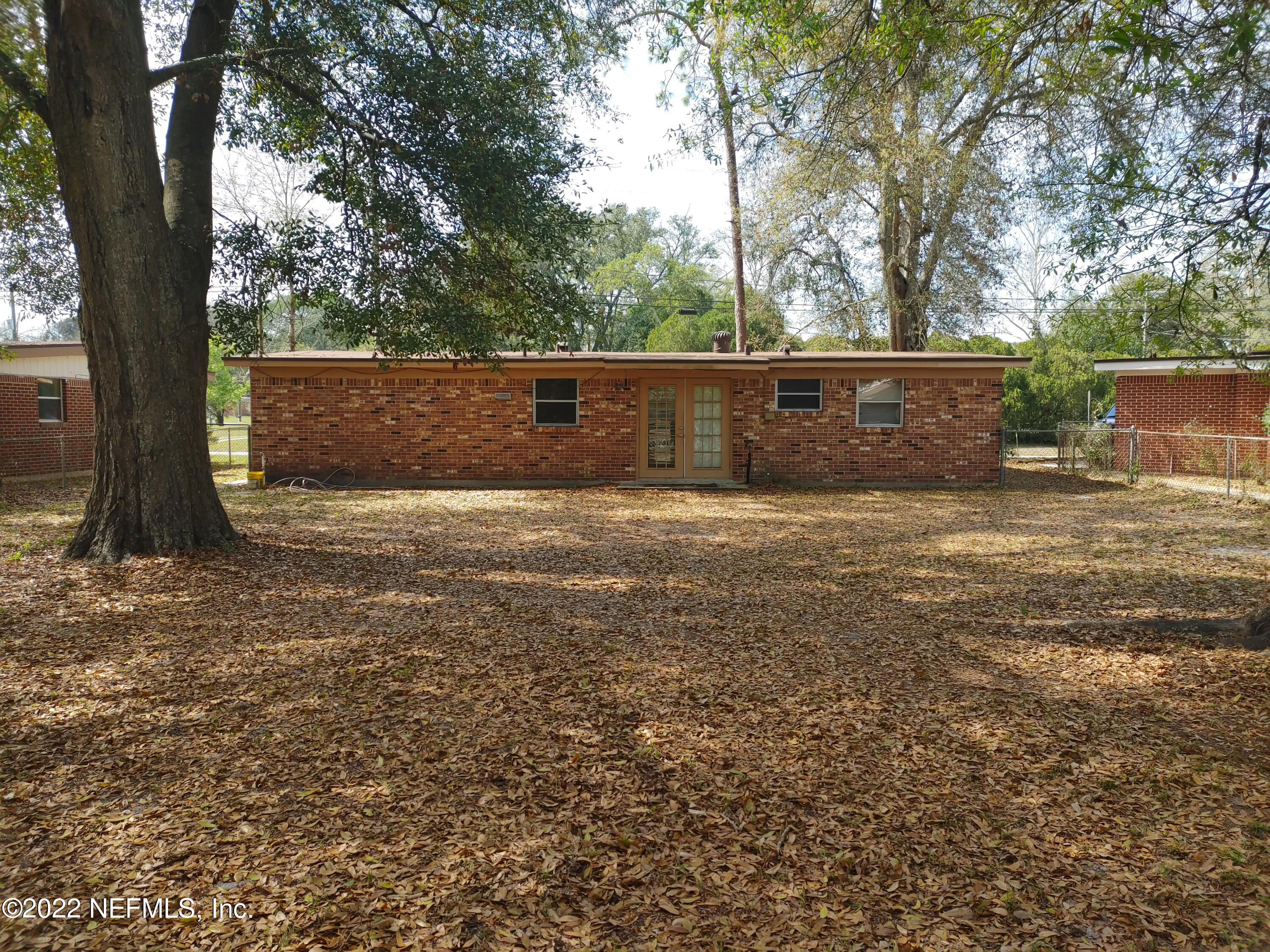 5813 Ridgeway Road East Jacksonville, FL 32244 - Photo 2 of 3 a backyard of a house