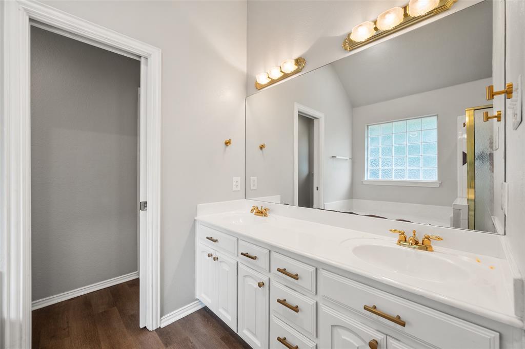 412 Springhill Court Burleson, TX 76028 - Photo 5 of 36