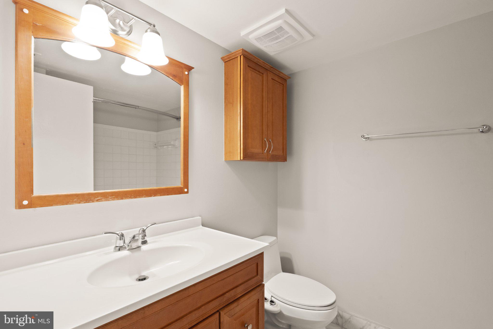 1414 Northgate Square, Unit 14/1B Reston, VA 20190 - Photo 30 of 49 Hall bath