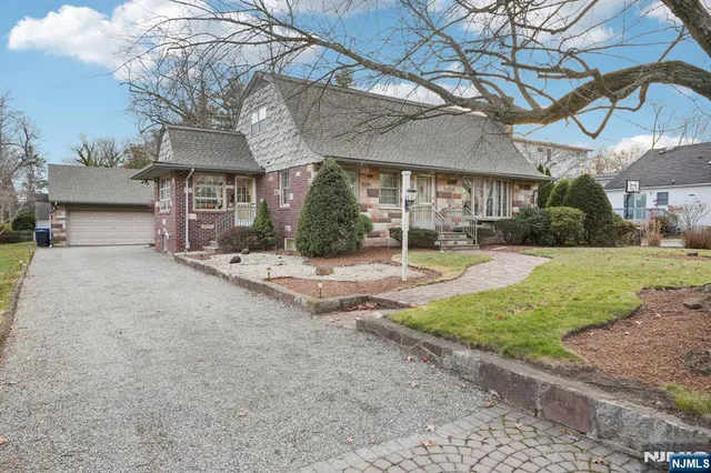 $1,079,000 | 170 Hickory Avenue, Tenafly, NJ 07670
