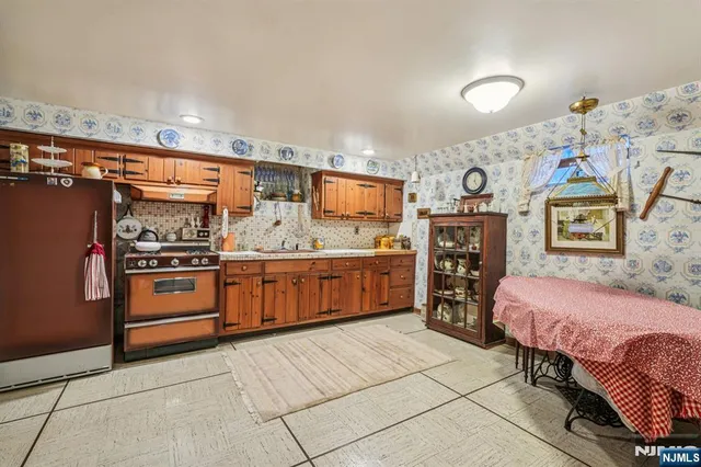 $1,079,000 | 170 Hickory Avenue, Tenafly, NJ 07670