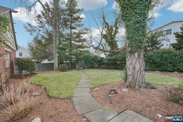 $1,079,000 | 170 Hickory Avenue, Tenafly, NJ 07670