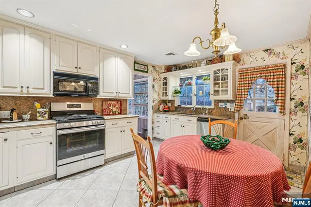 $1,079,000 | 170 Hickory Avenue, Tenafly, NJ 07670