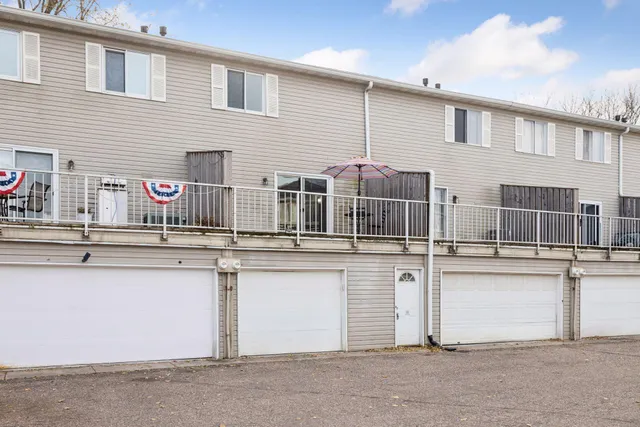 $217,500 | 1479 Goodwin Avenue North, Oakdale, MN 55128