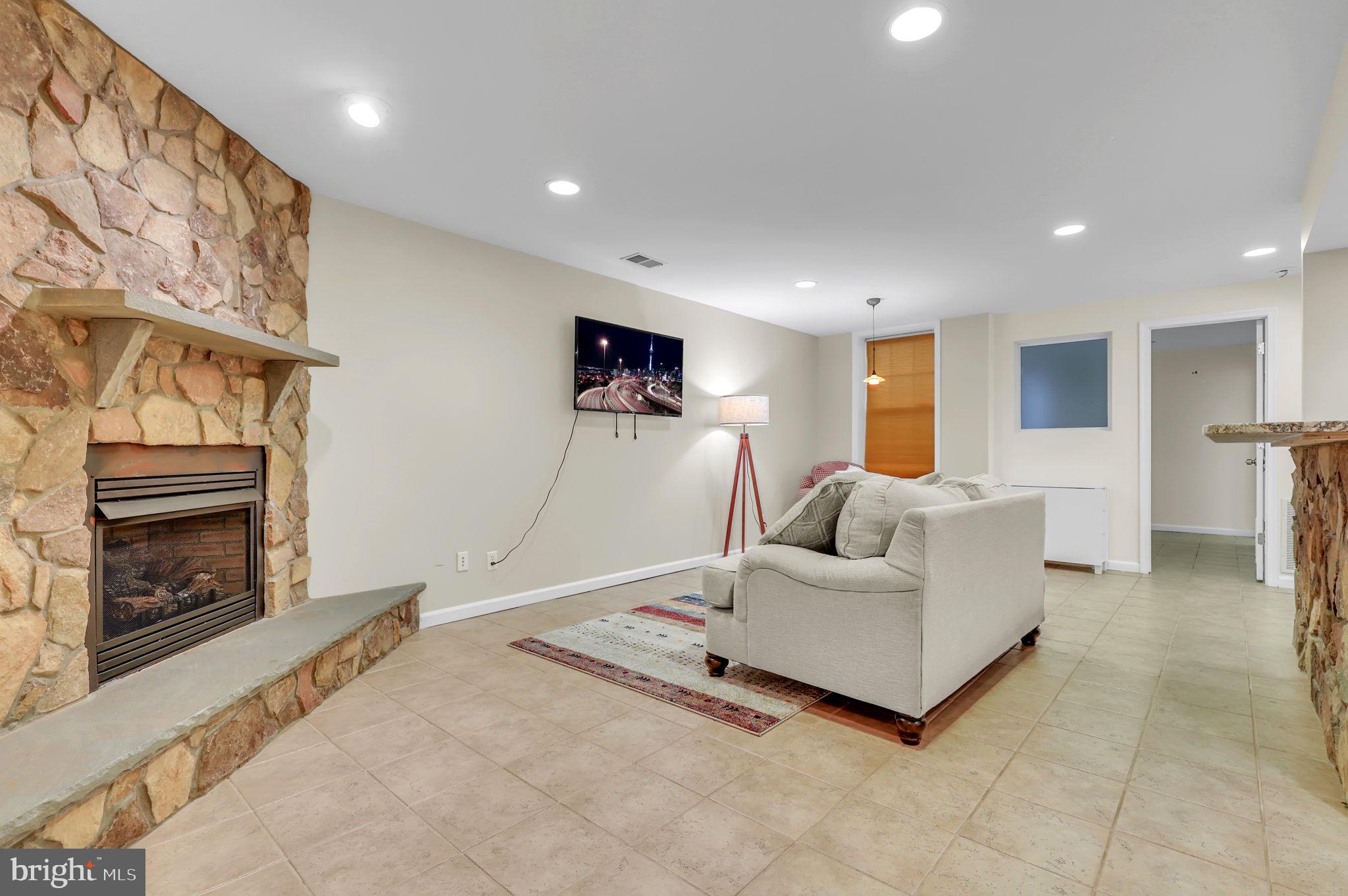 11846 Simpson Road Clarksville, MD 21029 - Photo 28 of 72 In law suite living room