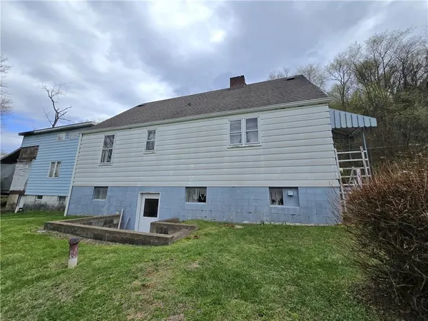 a view of a house with a backyard