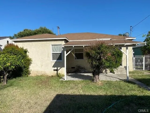 a view of a front house with a yard