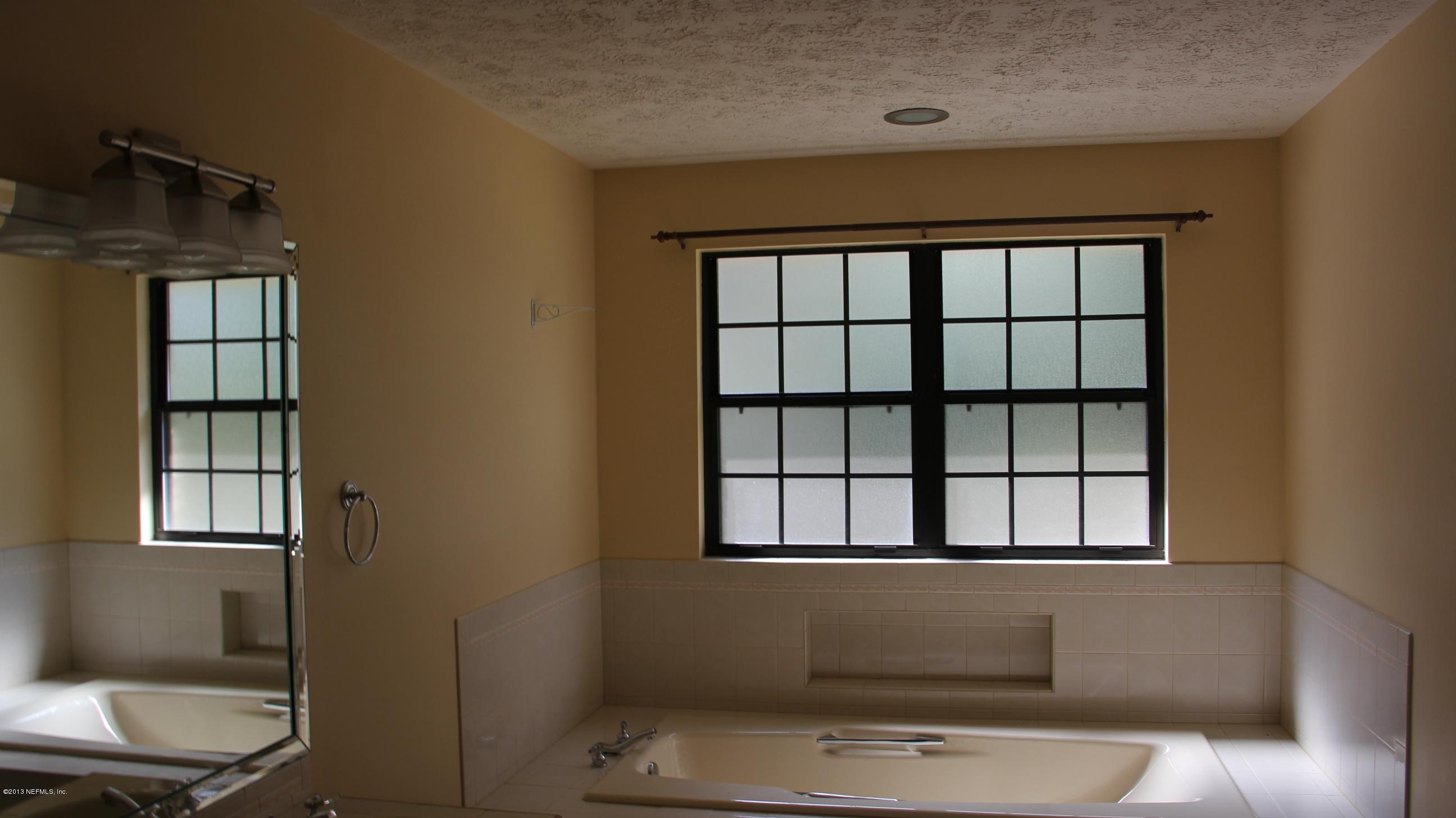1386 Ree Street Starke, FL 32091 - Photo 31 of 36 Master Bath Tub