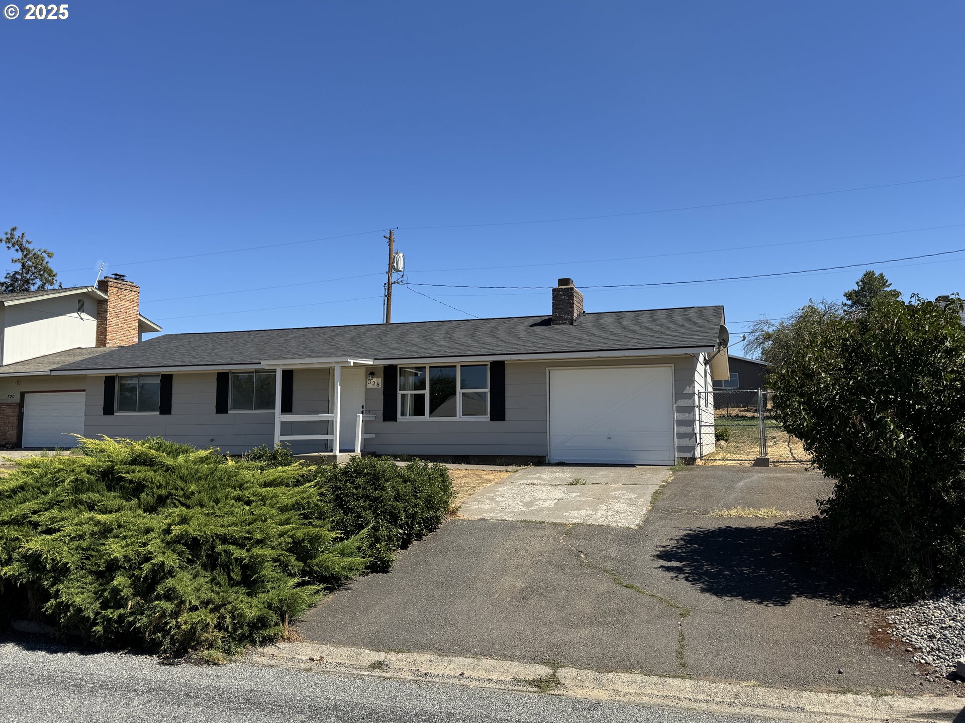 328 Allison Way Goldendale, WA 98620 - Photo 3 of 31 a front view of a house with a yard