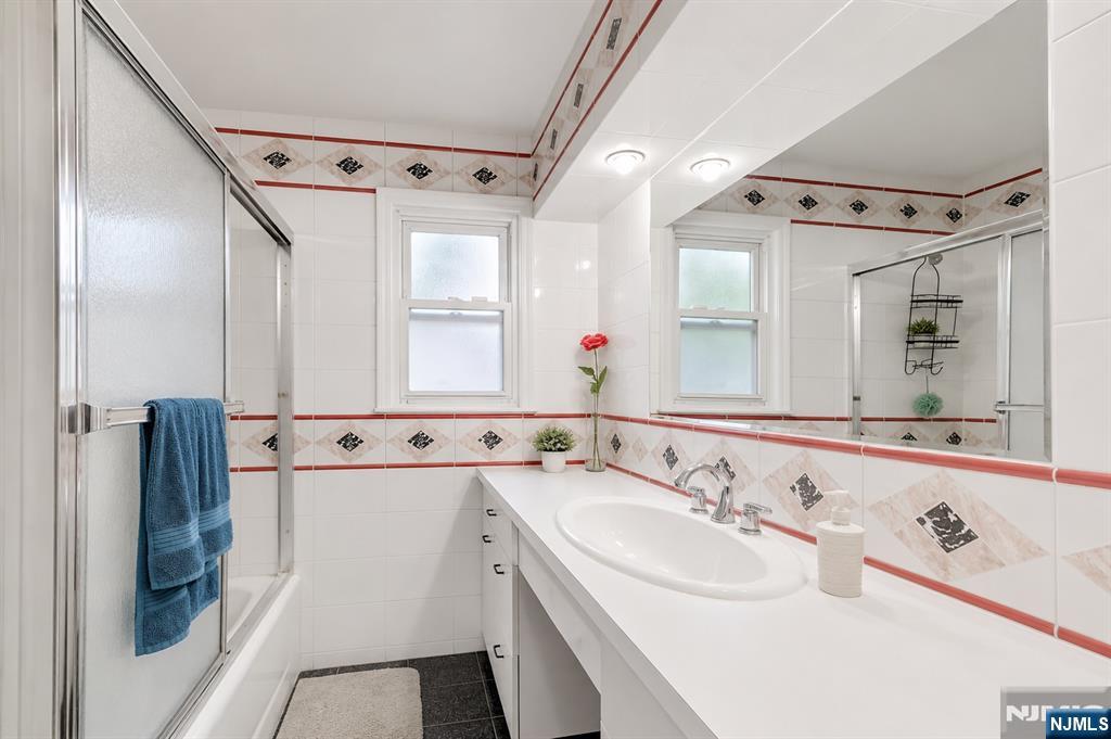 711 Rutland Avenue Teaneck, NJ 07666 - Photo 12 of 22