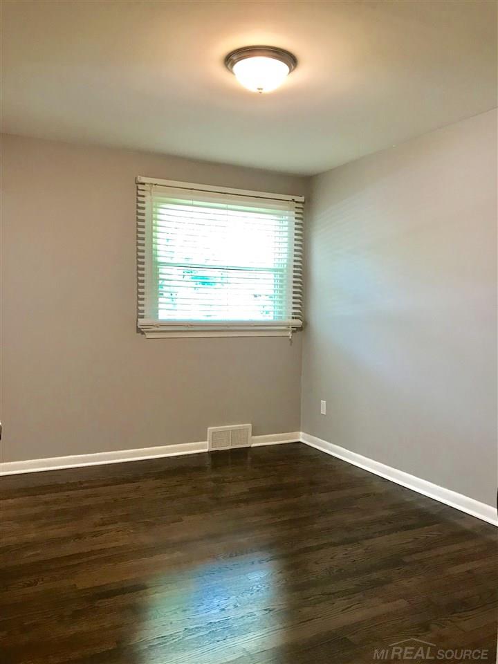 29814 Chelmsford Road Southfield, MI 48076 - Photo 14 of 26 Gallery Image 14