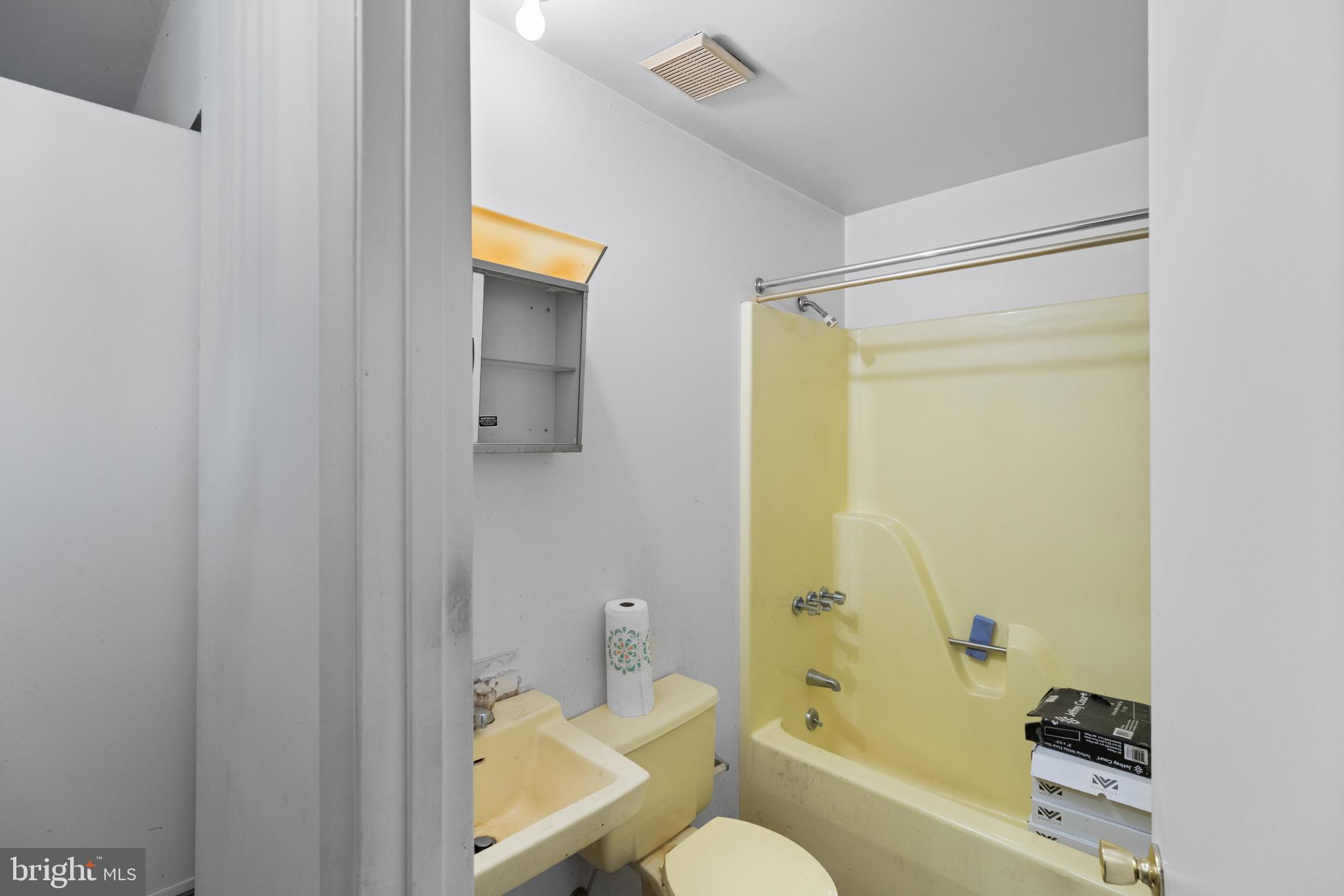 6231 Marlora Road Baltimore, MD 21239 - Photo 18 of 27 Full Bath