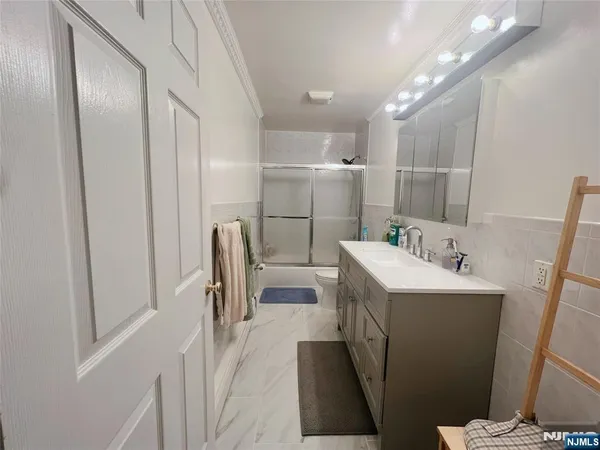 $2,700 | 23 Pehle Avenue, Unit 1, Saddle Brook, NJ 07663