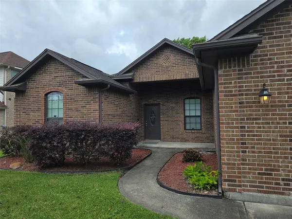 $2,350 | 5118 Bayou Drive, Dickinson, TX 77539