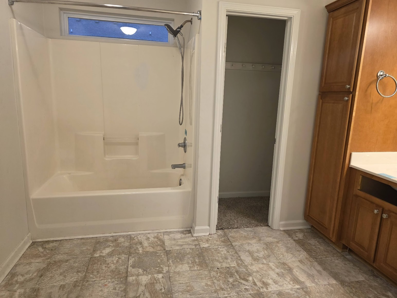 1556 Tylertown Road Clarksville, TN 37040 - Photo 8 of 10 a view of bathroom with bathtub